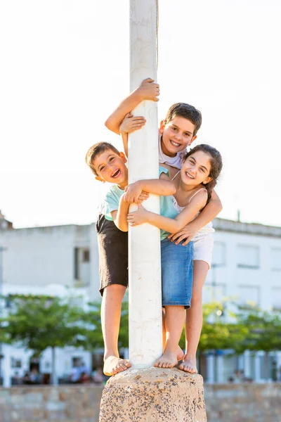 Drie Kinderen Die Plezier Hebben Het Strand Zomertijd — Stockfoto