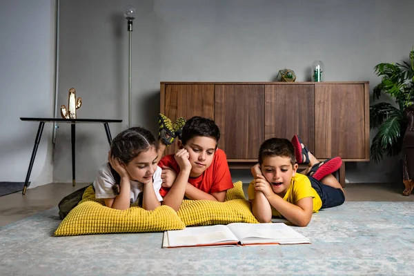 Tres Niños Leyendo Libro Suelo — Foto de Stock