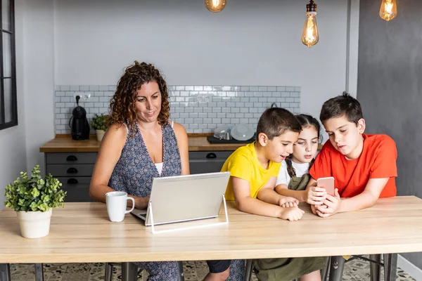 Mutter Erledigt Büroarbeit Hause Während Ihre Kinder Das Smartphone Benutzen — Stockfoto