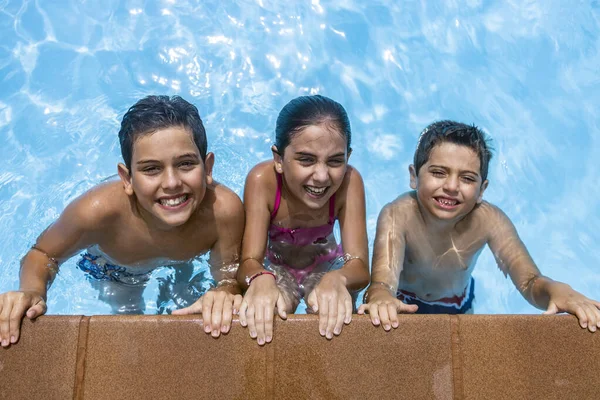 Tres Niños Borde Una Piscina —  Fotos de Stock