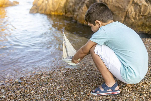 Kleine Jongen Spelen Met Een Speelgoed Zeilboot Het Strand — Stockfoto