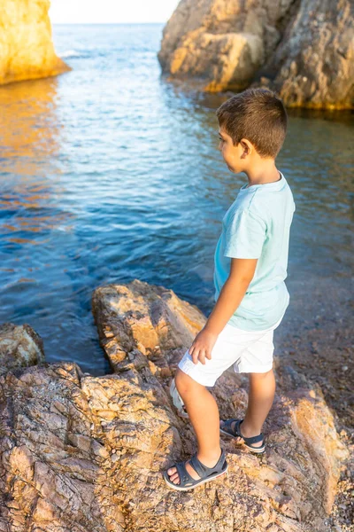 Kleine Jongen Kijkend Naar Oceaan Een Rotsachtige Kust — Stockfoto