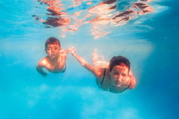 Mãe Filho Mergulhando Uma Piscina — Fotografia de Stock