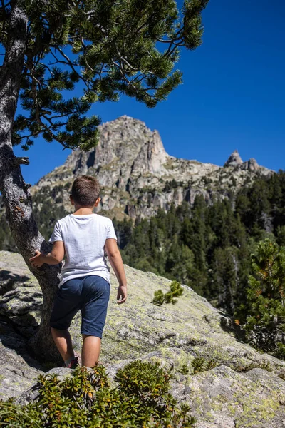 Jongen Zoek Een Grote Berg — Stockfoto