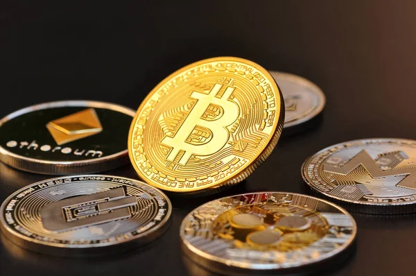 Bitcoin Pièce Brillant Entre Les Autres Crypto Devises Pièces Métalliques — Photo