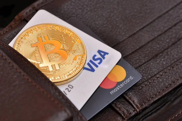 Roma, İtalya, 18 Ağustos 2018. Bitcoin altın madeni para ve banka kartları Visa ve Mastercard bir cüzdan deri