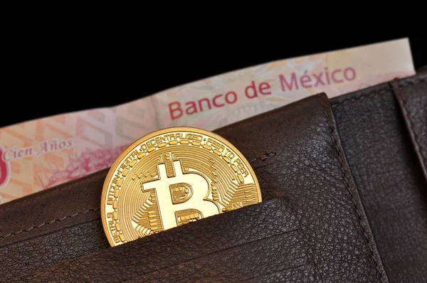 比特币硬币在钱包皮革和墨西哥钞票 墨西哥银行比索的焦点 图库图片