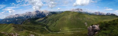 Latemar Dağı Sassolungo Sassopiatto 'nun panoramik manzarası