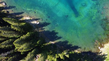 Carezza gölü detayı, dolomitler, Bolzano vilayeti, Güney Tyrol, İtalya hava görüntüsü