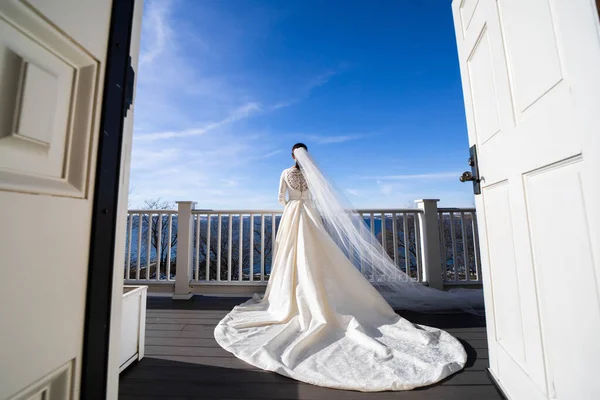 Mariée Tient Sur Balcon Regarde Delà Horizon Cadre Large — Photo