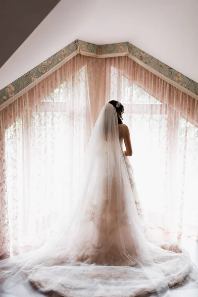 Die Braut Kleid Steht Fenster Und Senkt Das Kleid Auf — Stockfoto