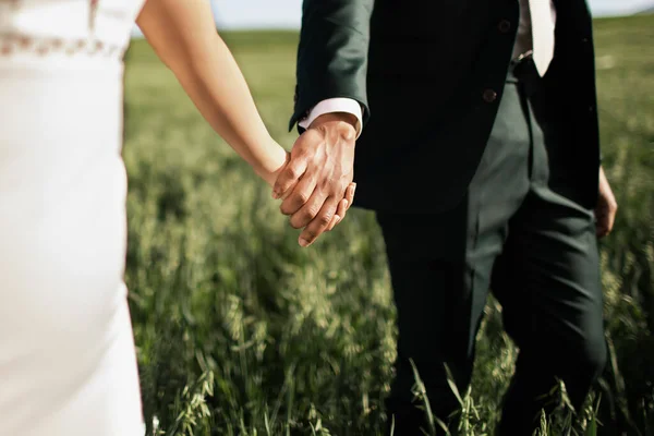 Casal Para Ver Mãos Tocando Umas Nas Outras Sensualmente — Fotografia de Stock