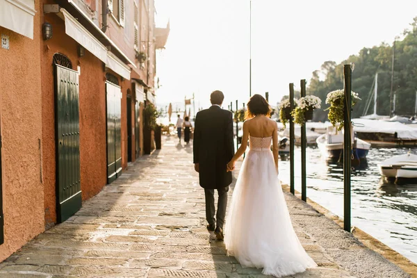 Casamento Casal Andando Pela Cidade Mãos Dadas Vista Traseira — Fotografia de Stock