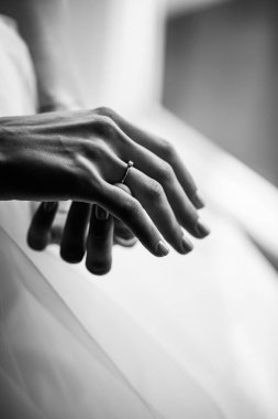 Nişan yüzüklü kadın elleri. Romantik ışık.