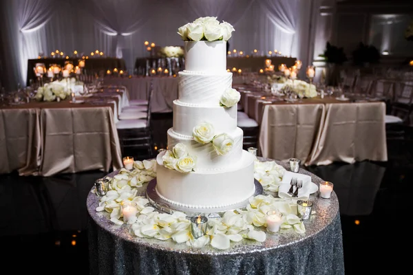 Pastel Boda Pie Sobre Mesa Alrededor Las Flores Adentro — Foto de Stock