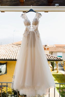 Güzel beyaz bir gelinlik. Pencerede asılı gelinlik. Arkaplan.