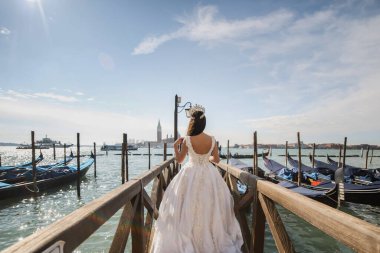 Şık elbiseli gelin arkası Venedik 'in tarihi yerlerine dönük duruyor.. 