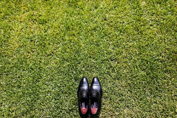 新郎的鞋子是黑色的 躺在草地上自然 — 图库照片