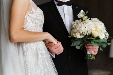 Bir çift. Birbirlerine dokunan elleri görebilirsiniz. Duygusal olarak..