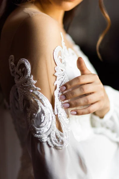 Spalla Nuda Della Sposa Visibile Tocca Con Altra Mano — Foto Stock