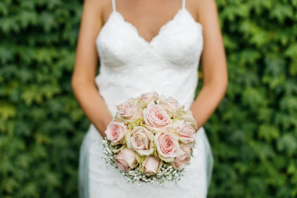 Bouquet Mariage Mariée Elle Tient Dans Ses Mains Lumière Naturelle — Photo