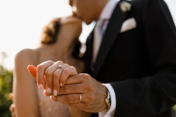 Casal Para Ver Mãos Tocando Umas Nas Outras Sensualmente — Fotografia de Stock