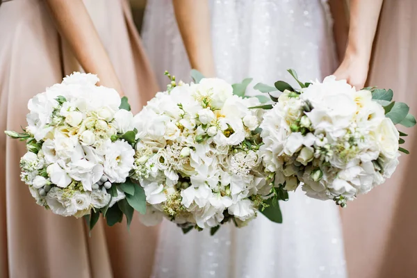 Bouquets Casamento Segurando Nas Mãos Noiva Damas Honor — Fotografia de Stock