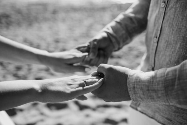 Пара. Вы можете видеть, как руки касаются друг друга. Чувственно
.