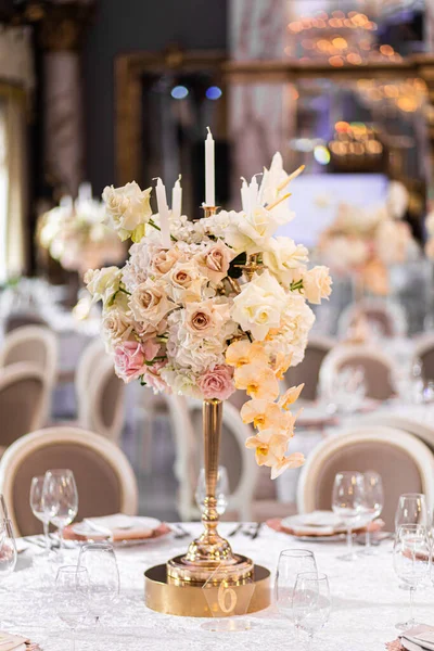 Boeket Bloemen Als Decoratie Tafel Voor Gasten Prachtig Versierde Trouwlocatie — Stockfoto