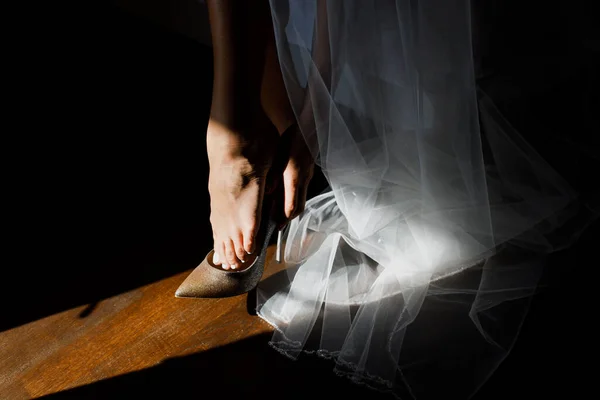White Wedding Shoes Bride Foot Light Shadow Leg Partially Visible — Stock Photo, Image