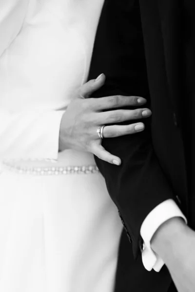 夫婦だ 手が触れ合っているのが見えます 感覚的には — ストック写真