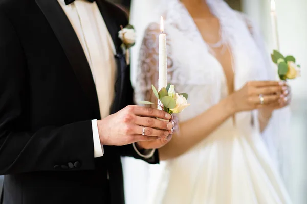 Noiva Noivo Estão Segurar Velas Acesas Casal Igreja — Fotografia de Stock