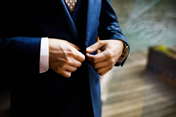 Einen Mann Anziehen Befestigt Knöpfe Fenster Stehen — Stockfoto