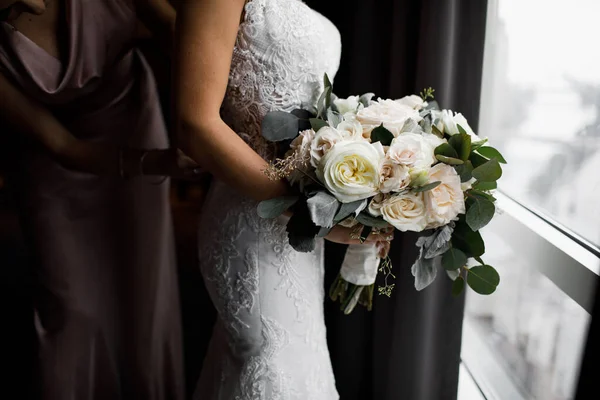 Bouquet Sposa Sposa Che Tiene Tra Mani Luce Naturale Vicino — Foto Stock