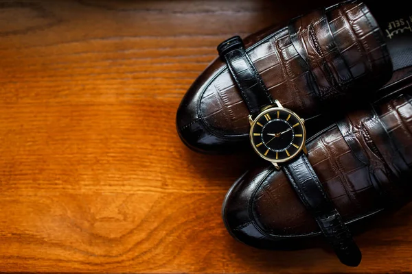 新郎の靴は茶色です 木製のテーブルの上 上の時計 — ストック写真
