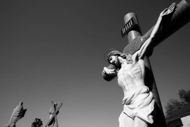 Kilisenin yanında bir haçla. Aşağıdan öngörü.