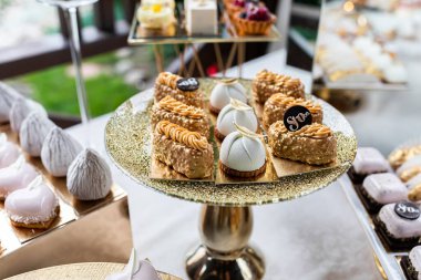 Açık büfede leziz tatlılar. Düğün töreninde bir sürü farklı şekerlemeli çikolata. Tatlı, kurabiye, şeker konseptinin ayrıntıları..
