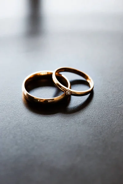 Sarı Altından Yapılmış Evlilik Yüzükleri Elmaslarla Işlenmiş Homojen Bir Yüzeyde — Stok fotoğraf