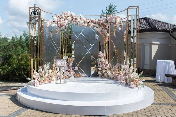 Området För Bröllopsceremonin Dekorerad Med Blommor Bröllop Uppsatt Med Vackra — Stockfoto