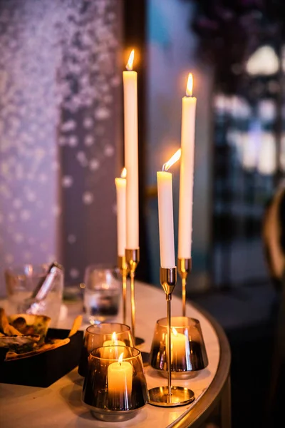 Mesa Para Invitados Con Cubiertos Decorado Con Candelabros Imagen Lugar — Foto de Stock