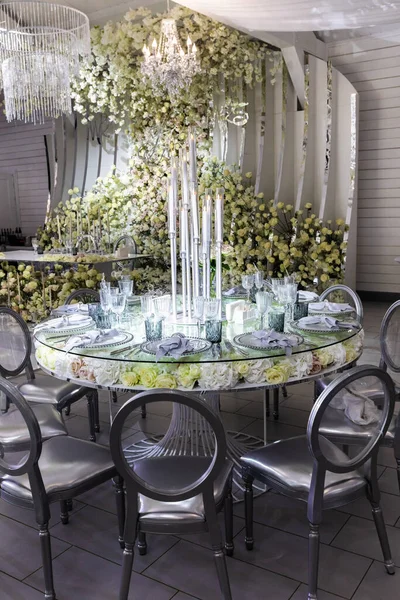 カトラリー付きのお客様用テーブル キャンドルスティックで飾ら 美しく装飾された結婚式会場のイメージ — ストック写真
