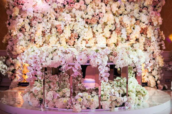 Elegante Zona Mesa Recién Casados Está Decorada Con Flores Iluminada — Foto de Stock