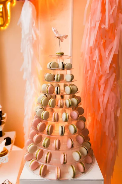 糖果自助餐上的美味糖果 婚礼上的糖果吧 有很多不同的糖果 糖果概念中的糖块的细节 — 图库照片
