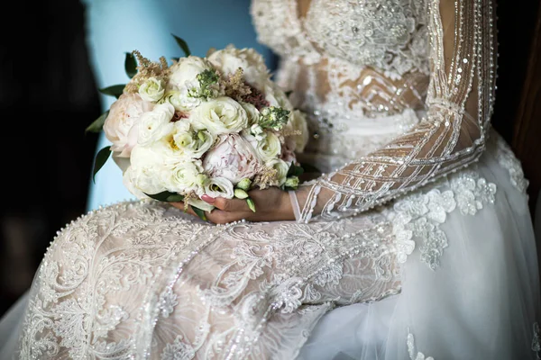 Mariée Tenir Bouquet Dans Ses Mains — Photo