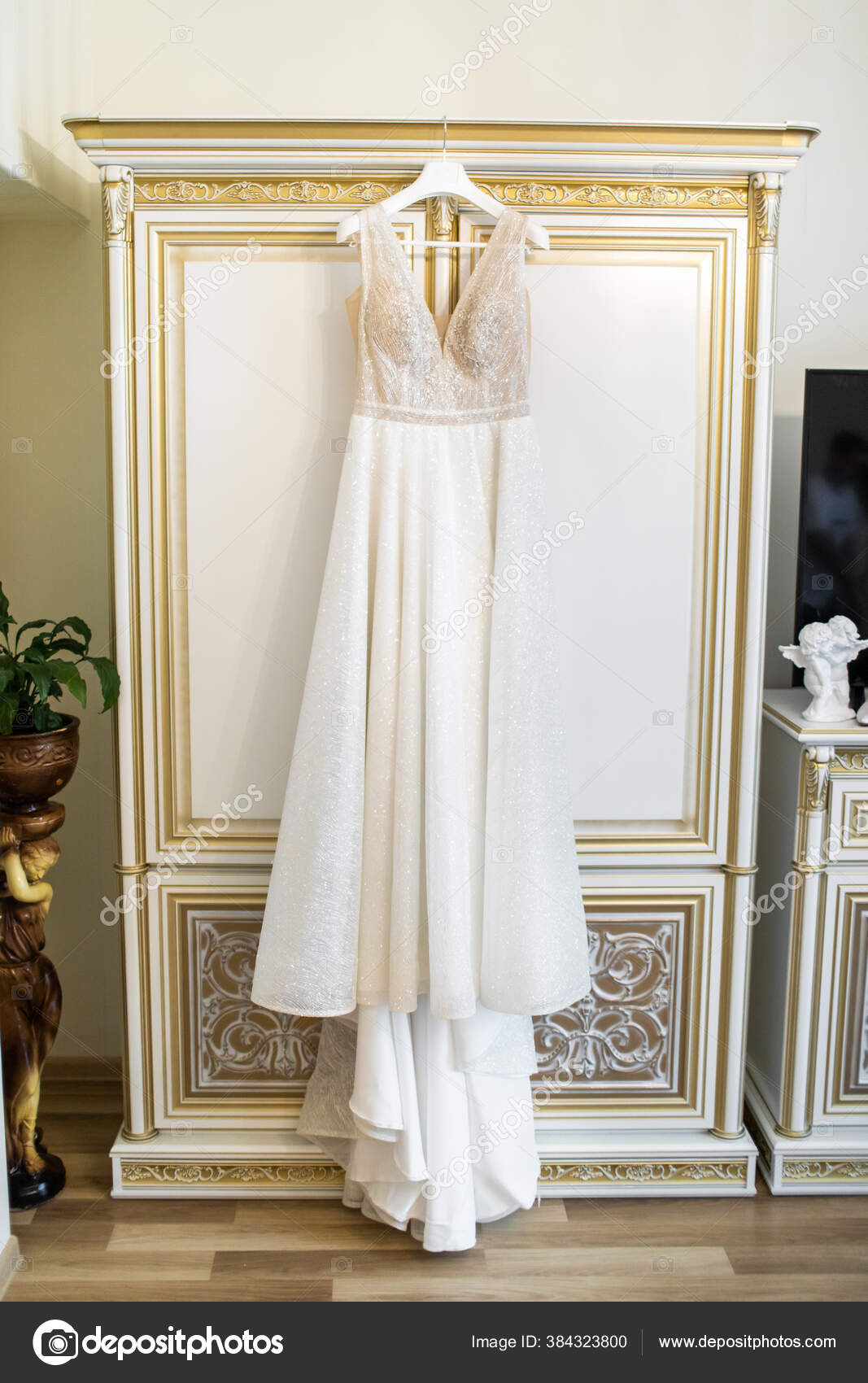 Beautiful White Wedding Dress Wedding Dress Hanging Door — Stock