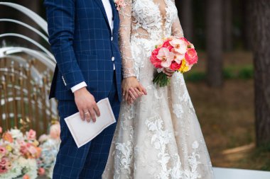 Bir çift. Birbirlerine dokunan elleri görebilirsiniz. Duygusal olarak..