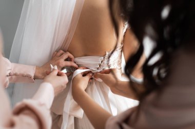 Bir çift. Birbirlerine dokunan elleri görebilirsiniz. Duygusal olarak..