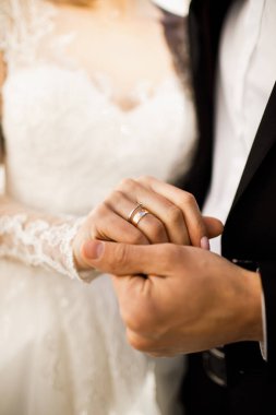 Bir çift. Birbirlerine dokunan elleri görebilirsiniz. Duygusal olarak..