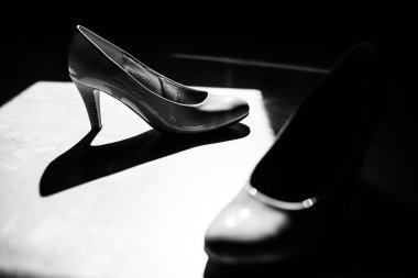 Gelinin ayakkabıları. Işık ve gölge oyunu. Siyah beyaz fotoğraf.
