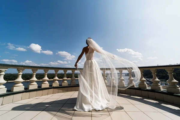 Nevěsta Stojí Balkóně Roztahuje Závoj — Stock fotografie